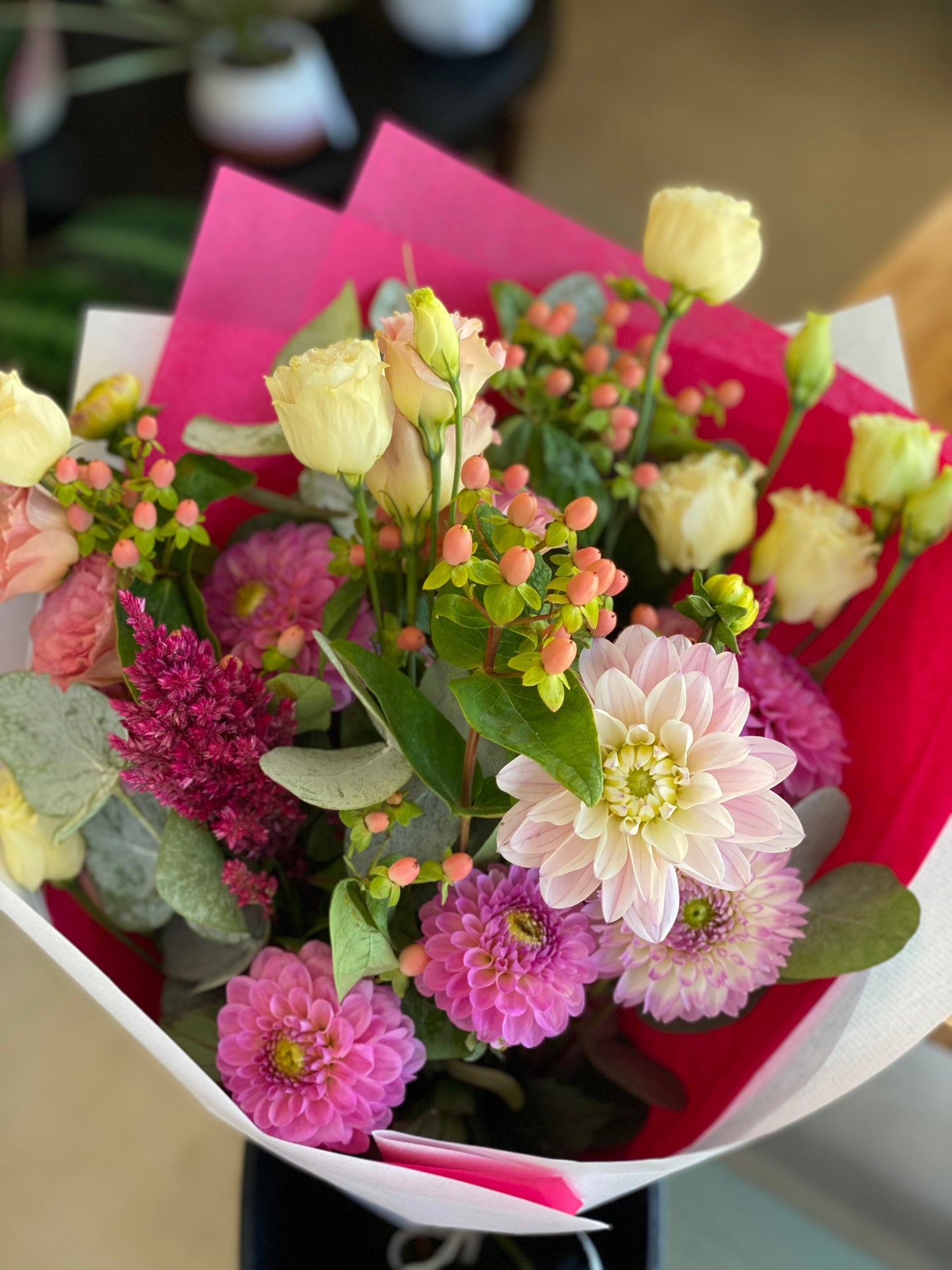 Bouquet de fleurs de saison genereux pastel