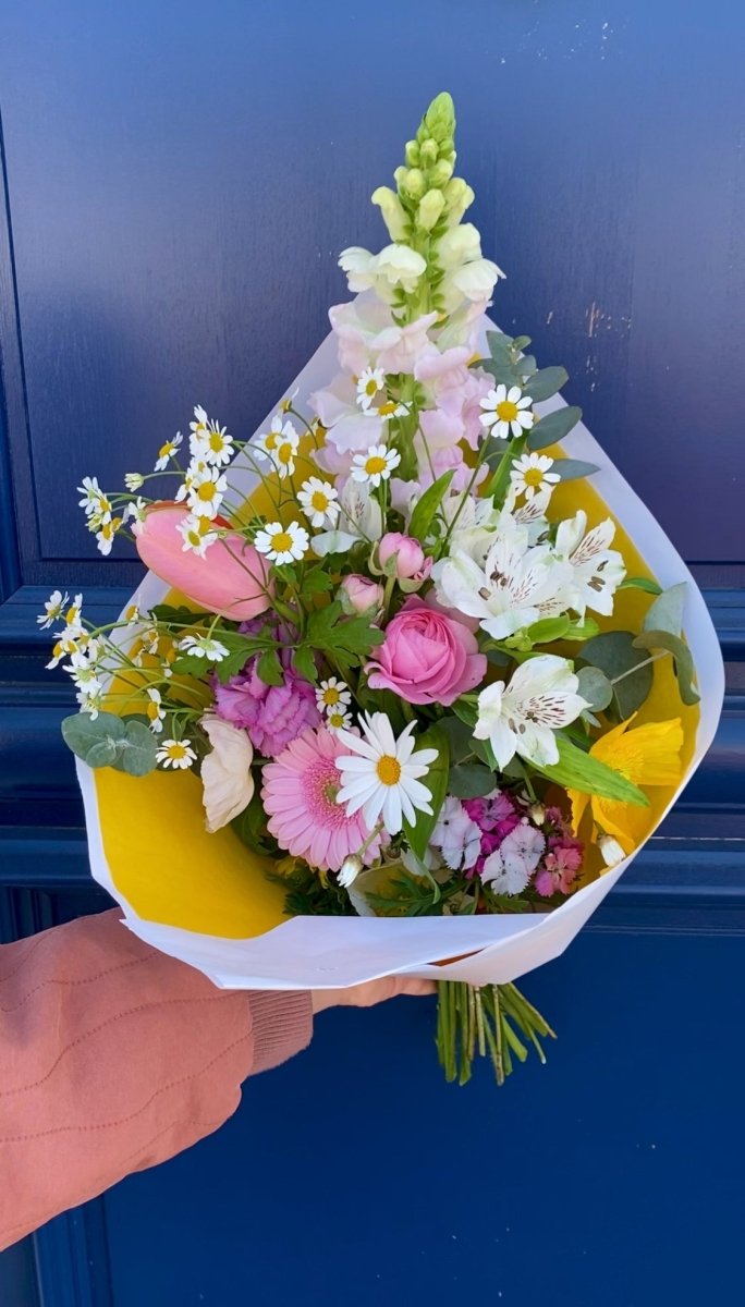 Bouquet de fleurs de saison genereux coloré