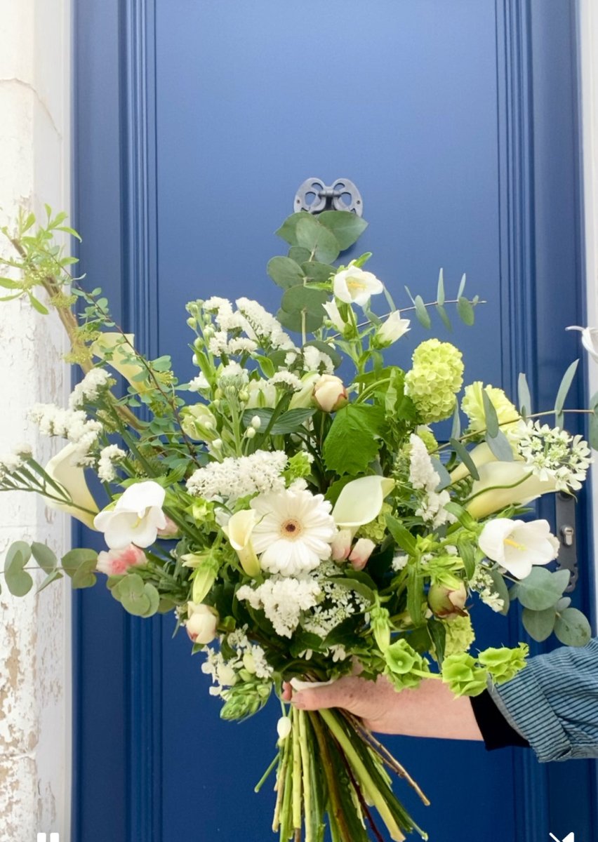 Bouquet luxuriant pastel de fleurs de saison
