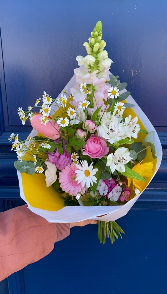 Bouquet de fleurs de saison genereux coloré
